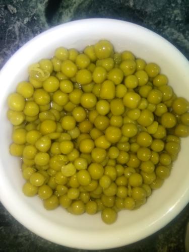 Canned green peas in bouwl